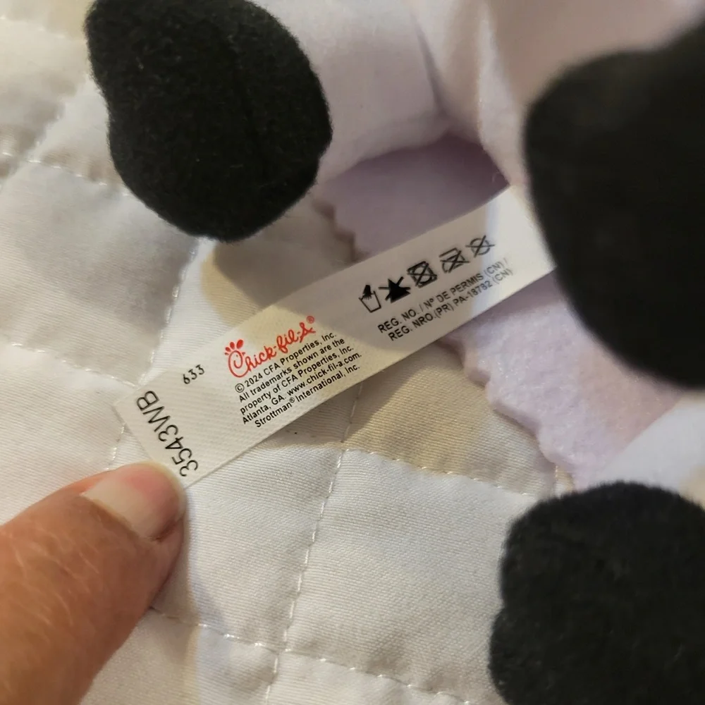 Chick-fil-A Cow Plush Toy Ornament Limited Edition Eat‎ Mor Chikin Collectible